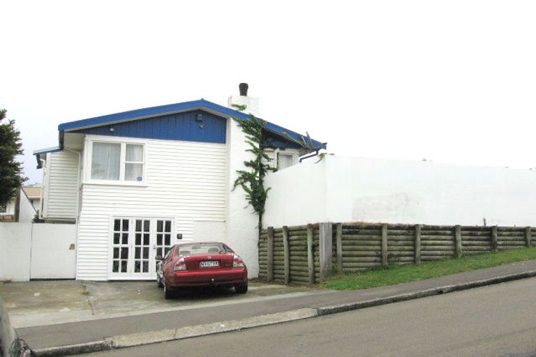 Photo of property in 33 Bellringer Crescent, Newlands, Wellington, 6037