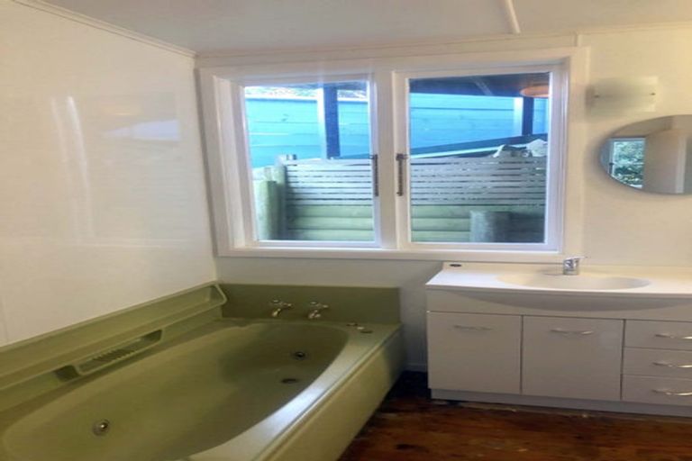 Photo of property in 1 Howard Road, Point Howard, Lower Hutt, 5013