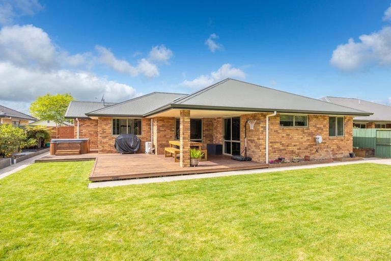 Photo of property in 17 Whitford Place, Rototuna North, Hamilton, 3210