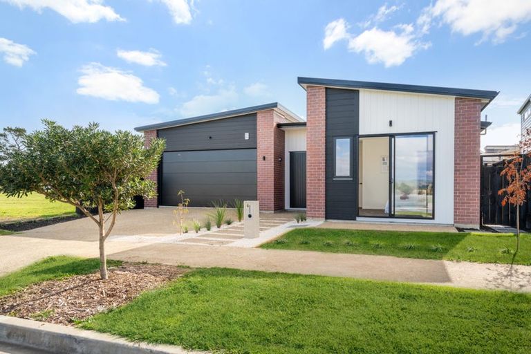 Photo of property in 6 Pineview Drive, Rosehill, Papakura, 2113