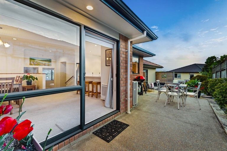 Photo of property in 20 Rising Parade, Fairview Heights, Auckland, 0632