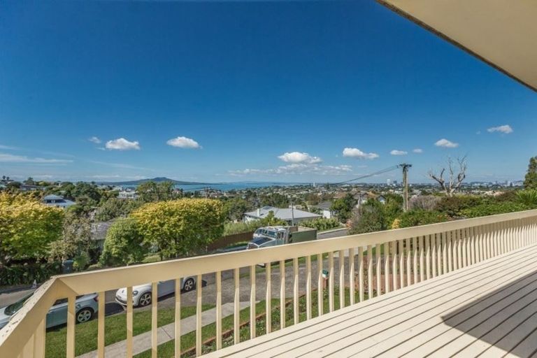 Photo of property in 2/33 Parr Terrace, Castor Bay, Auckland, 0620