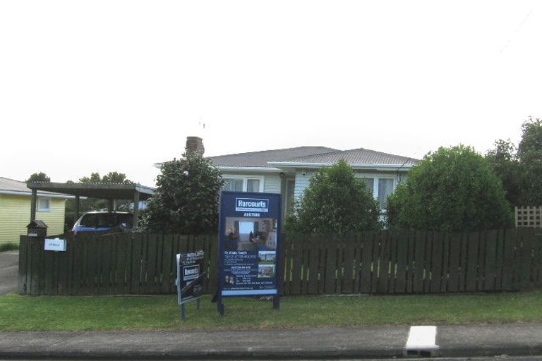 Photo of property in 27 Sylvan Crescent, Te Atatu South, Auckland, 0610
