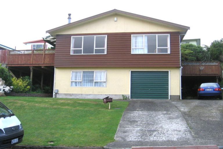 Photo of property in 5 Bloomsbury Grove, Newlands, Wellington, 6037