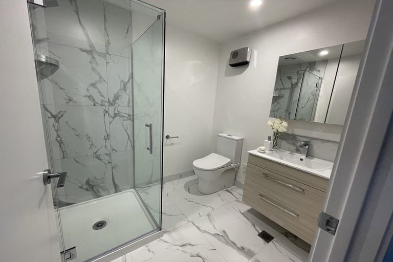 Photo of property in 3/80 Awaroa Road, Sunnyvale, Auckland, 0612