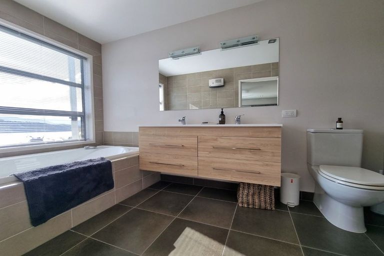 Photo of property in 29 Amelia Crescent, Waikawa, Picton, 7220