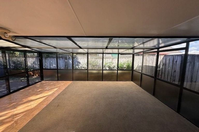 Photo of property in 1/4 Westpark Drive, West Harbour, Auckland, 0618