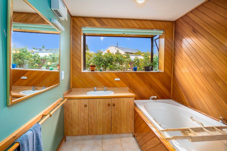 Photo of property in 2c Craig Place, Bridge Hill, Alexandra, 9320