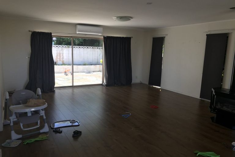 Photo of property in 63 Chelsea View Drive, Chatswood, Auckland, 0626