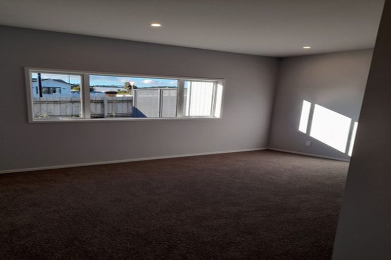 Photo of property in 1 Madden Avenue, Kumeu, 0810
