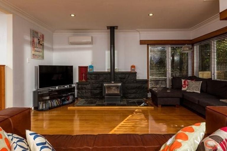 Photo of property in 1/288 East Coast Road, Forrest Hill, Auckland, 0620