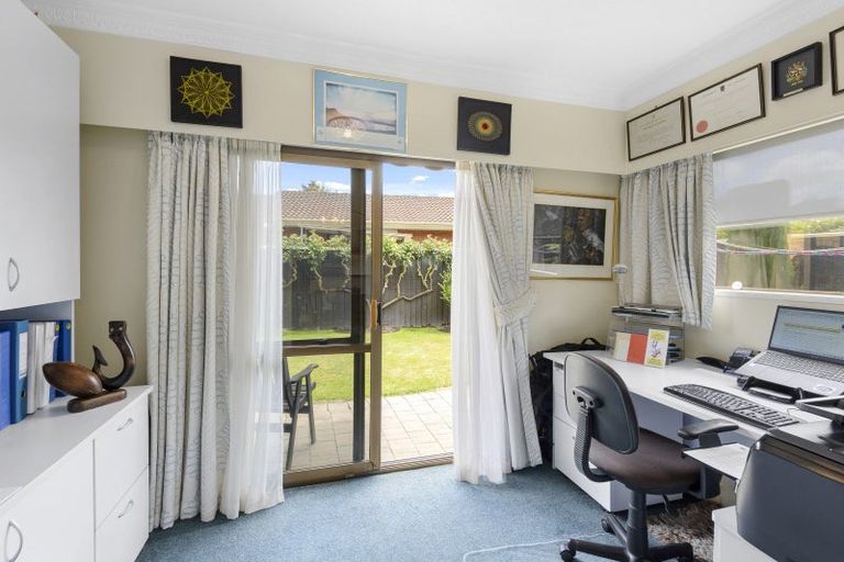 Photo of property in 24 Montclare Avenue, Ilam, Christchurch, 8041