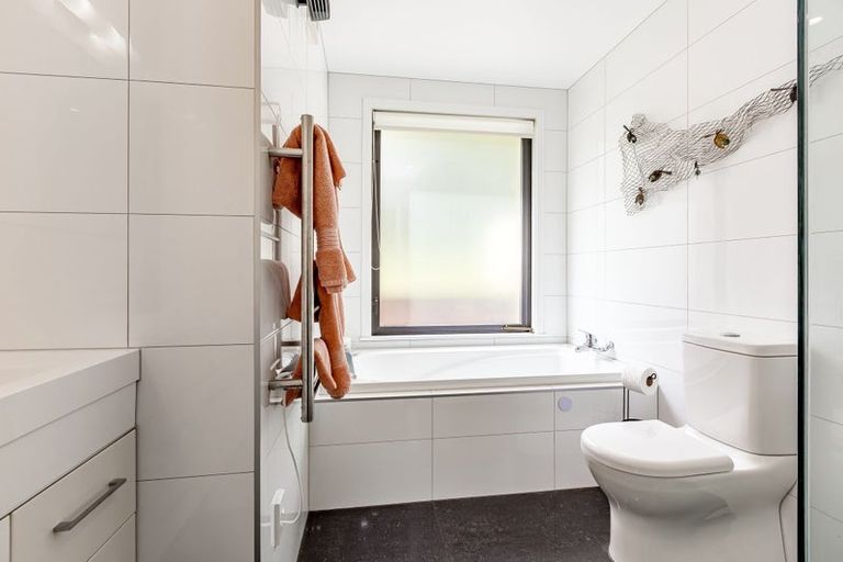 Photo of property in 39b Kakariki Grove, Waikanae, 5036