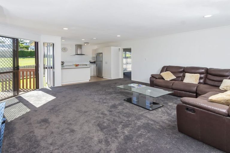 Photo of property in 46 Lexington Drive, Botany Downs, Auckland, 2010
