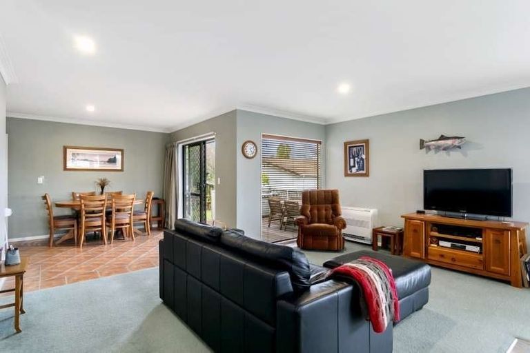 Photo of property in 4 Shera Street, Acacia Bay, Taupo, 3330