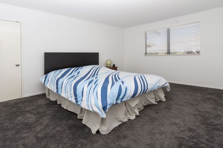 Photo of property in 46 Lexington Drive, Botany Downs, Auckland, 2010