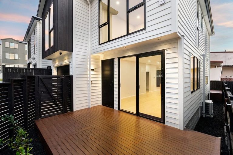 Photo of property in 8b Catalina Crescent, Forrest Hill, Auckland, 0620