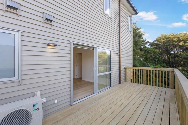 Photo of property in 22 Lorikeet Place, Unsworth Heights, Auckland, 0632