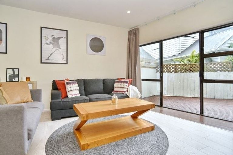 Photo of property in 6 Medbury Terrace, Fendalton, Christchurch, 8041