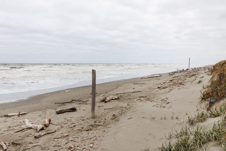 Photo of property in 19 Marine Parade South, Foxton Beach, Foxton, 4815