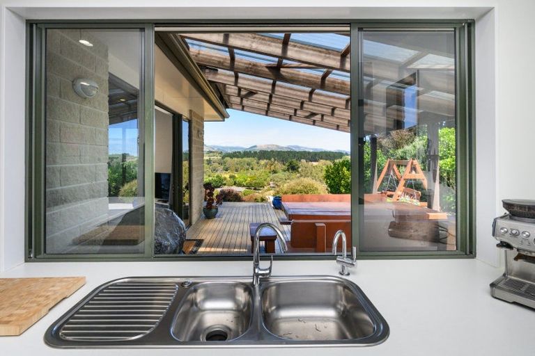 Photo of property in 70 Pacific Drive, Fitzherbert, Palmerston North, 4410