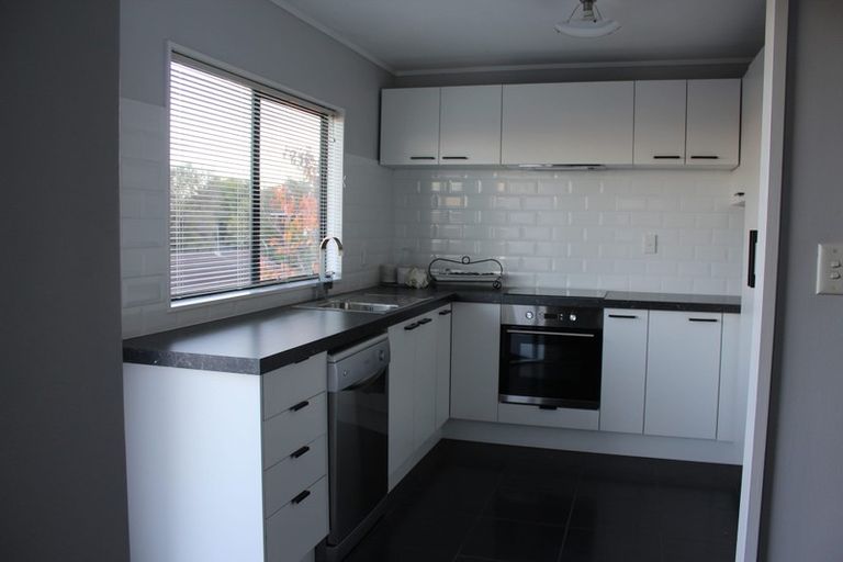 Photo of property in 1/17 Kupari Place, Totara Vale, Auckland, 0629
