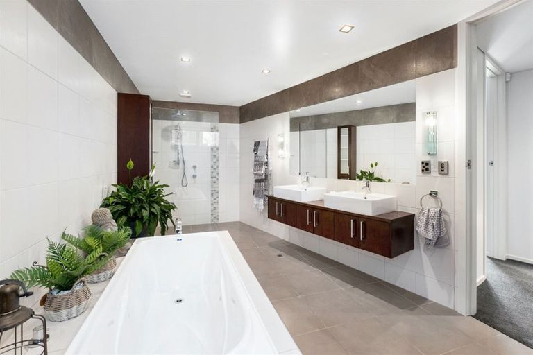 Photo of property in 32 Roys Road, Plimmerton, Porirua, 5026