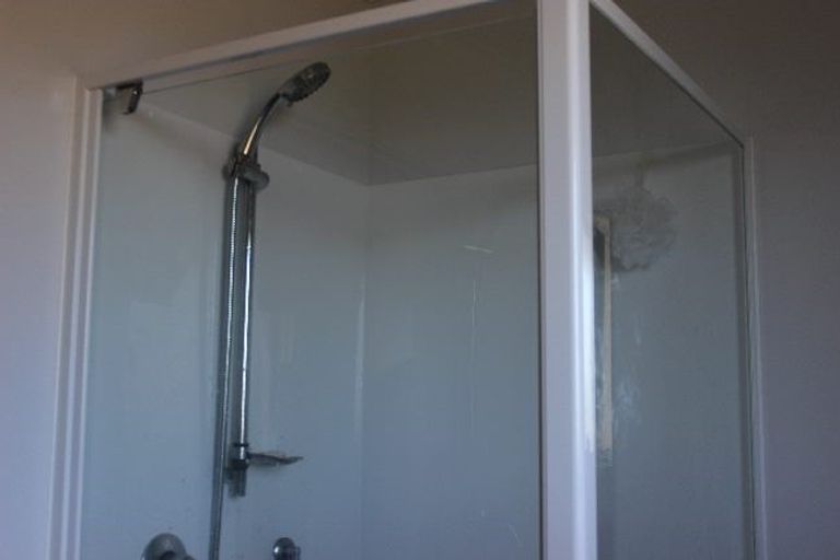 Photo of property in 28 Denver Avenue, Sunnyvale, Auckland, 0612