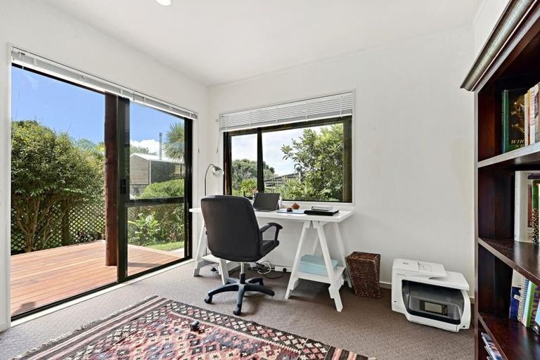 Photo of property in 15b Melandra Road, Stanmore Bay, Whangaparaoa, 0932