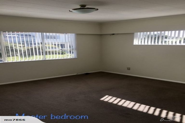 Photo of property in 34 Somes Crescent, Newlands, Wellington, 6037