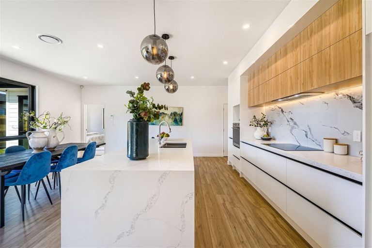 Photo of property in 9 Mcindoe Road, Kumeu, 0810