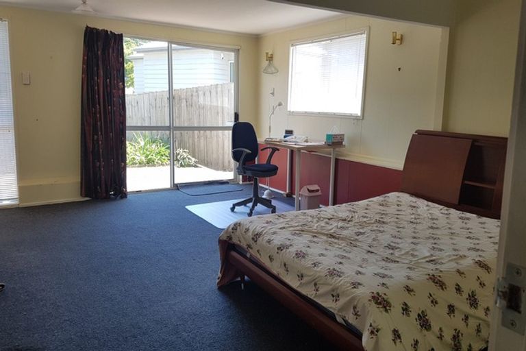 Photo of property in 38 Deverell Place, Northcross, Auckland, 0632