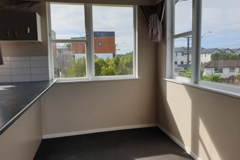 Photo of property in 2/210 Sunnynook Road, Totara Vale, Auckland, 0627