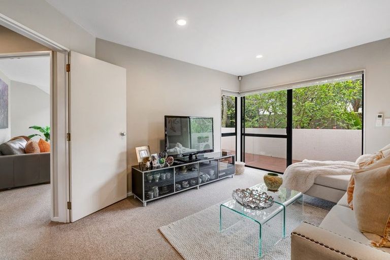 Photo of property in 19 Calypso Way, Unsworth Heights, Auckland, 0632