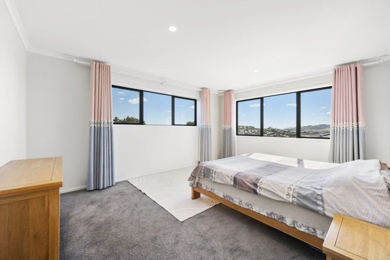 Photo of property in 8 Boeing Way, Newlands, Wellington, 6037