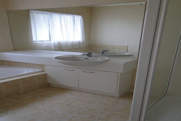 Photo of property in 8 Attymon Lane, East Tamaki, Auckland, 2016