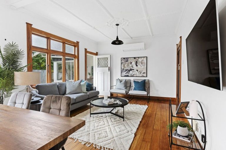 Photo of property in 11 Woodleigh Street, Frankleigh Park, New Plymouth, 4310