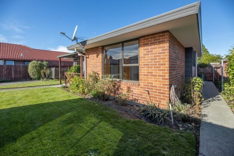 Photo of property in 2/83 Middlepark Road, Sockburn, Christchurch, 8042