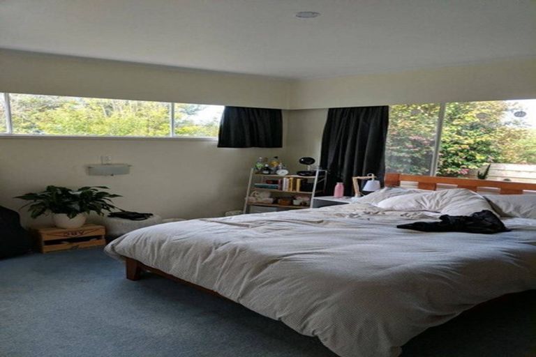 Photo of property in 1 Ravenwood Drive, Forrest Hill, Auckland, 0620