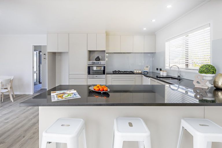 Photo of property in 80 Everglade Drive, Goodwood Heights, Auckland, 2105