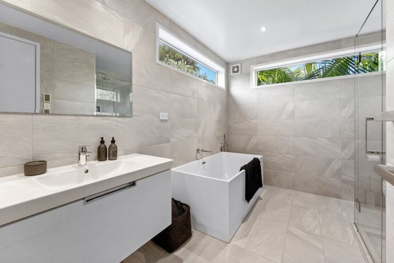 Photo of property in 15c Rodney Road, Northcote Point, Auckland, 0627