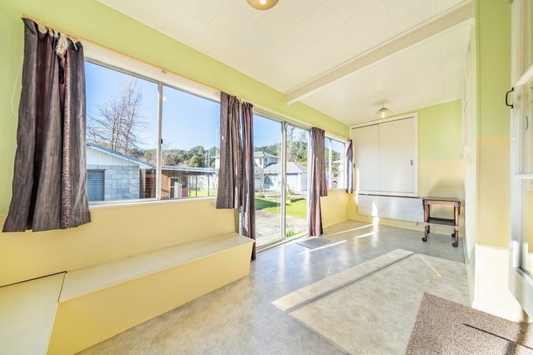 Photo of property in 23 Pinehaven Road, Pinehaven, Upper Hutt, 5019