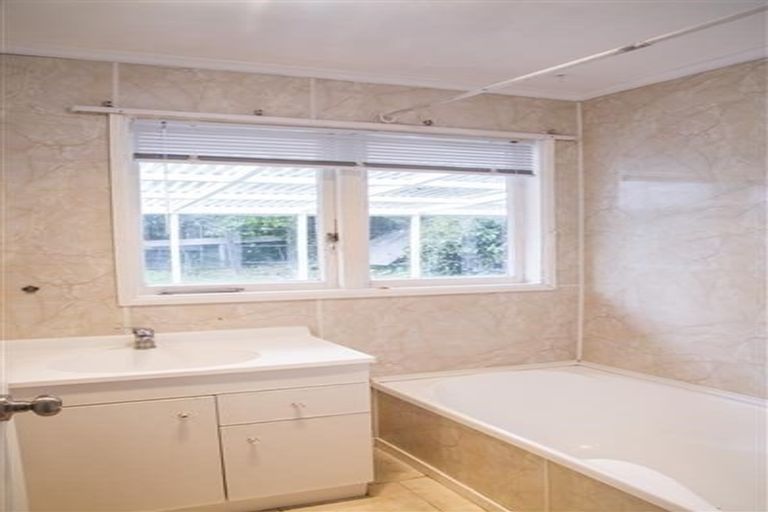 Photo of property in 3 Longburn Road, Henderson, Auckland, 0610