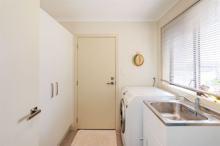 Photo of property in 14 Atlantic Drive, Fitzherbert, Palmerston North, 4410