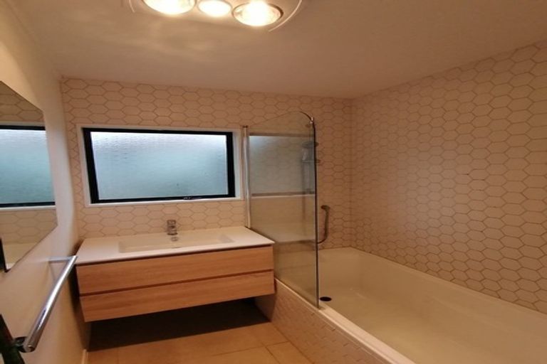 Photo of property in 1/111 Lincoln Park Avenue, Massey, Auckland, 0614