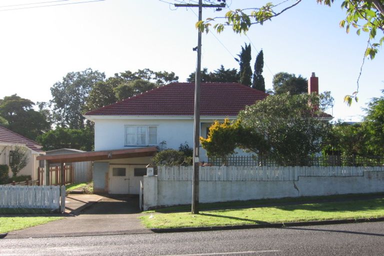 Photo of property in 39 Cambridge Terrace, Papatoetoe, Auckland, 2025