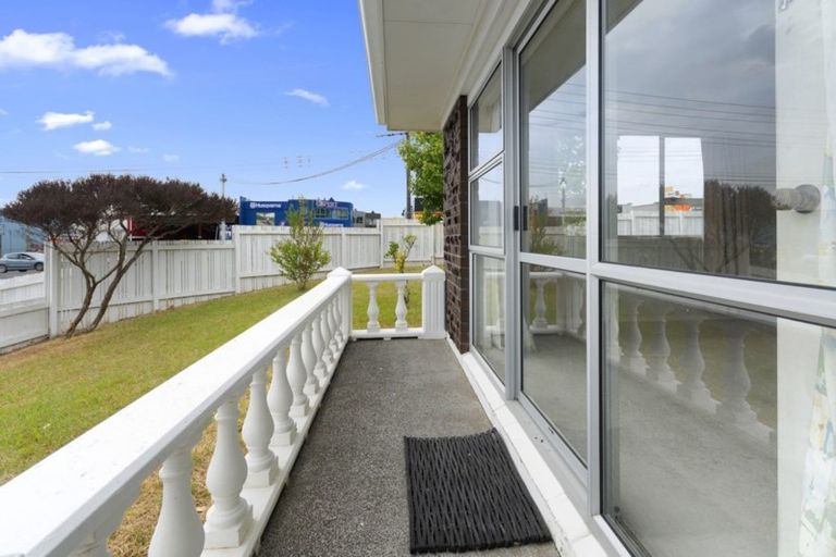 Photo of property in 1/2 Palm Court Drive, Glen Eden, Auckland, 0602