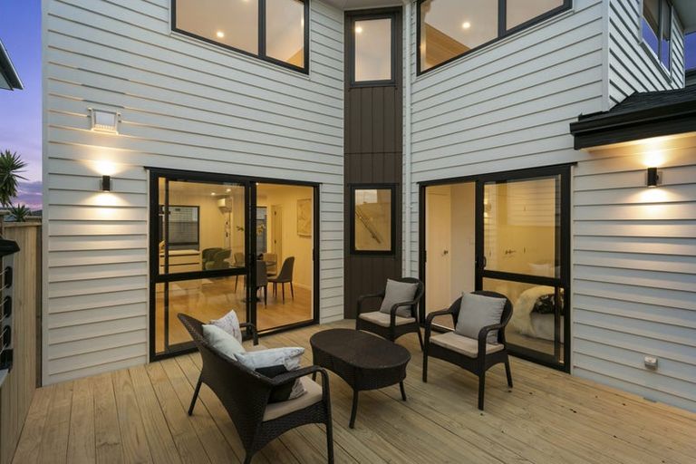 Photo of property in 1e Valron Road, Te Atatu South, Auckland, 0602