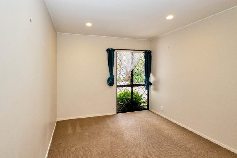 Photo of property in 20 Gillard Place, Eastern Beach, Auckland, 2012