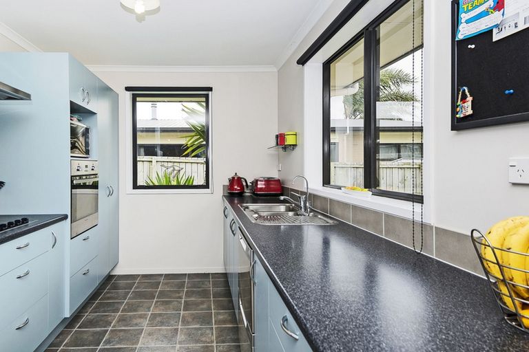 Photo of property in 5 Breaker Grove, Waiuku, 2123